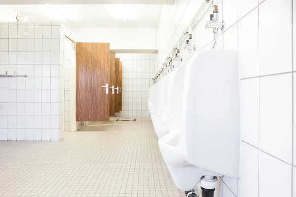 Urinoar och toalett dörrar — Stockfoto