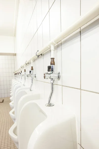 Urinal an der Wand — Stockfoto