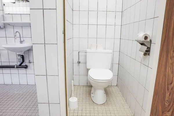 Drzwi od toalety i umywalki — Zdjęcie stockowe
