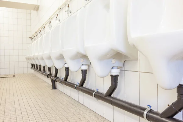 Urinal an der Wand — Stockfoto