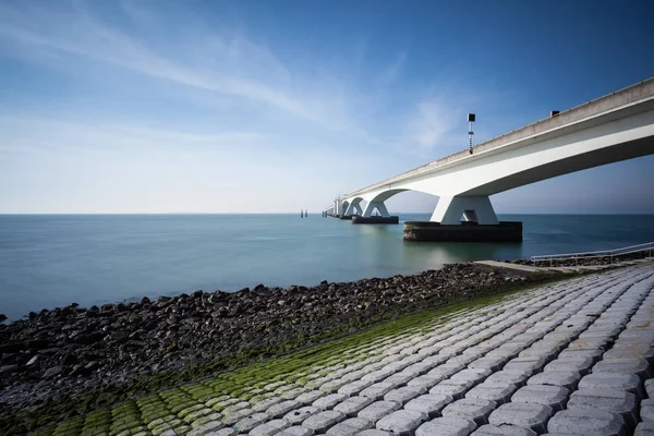 Denizin üzerindeki köprü — Stok fotoğraf