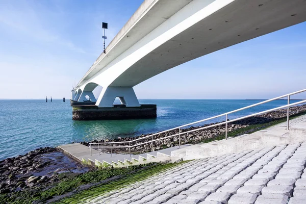Ponte sobre o mar — Fotografia de Stock