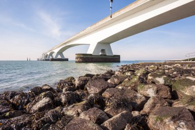 Denizin üzerindeki köprü