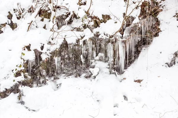 Carámbanos en la nieve — Foto de Stock