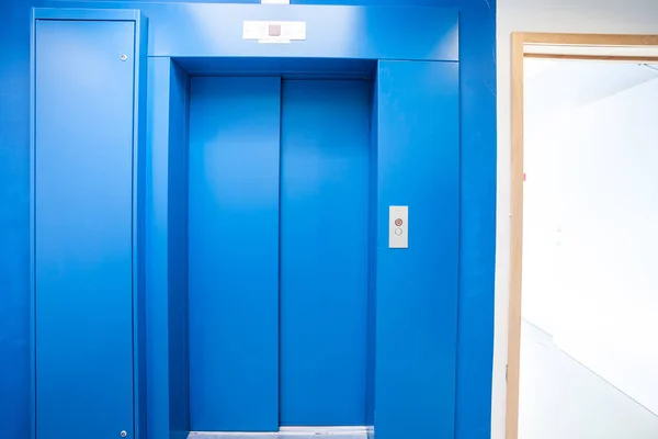 Nära hissen i hallen — Stockfoto