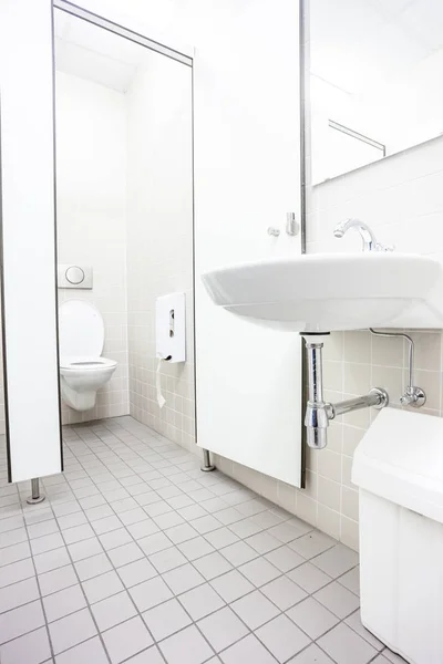 Deuren van de toiletten en wastafels — Stockfoto