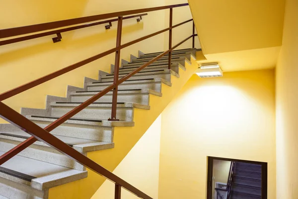 Escalera en un edificio — Foto de Stock