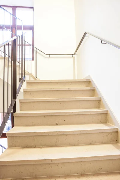 Escalera en un edificio — Foto de Stock