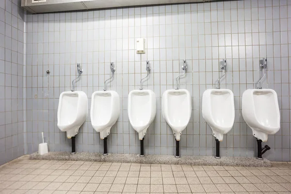 Urinal na parede — Fotografia de Stock