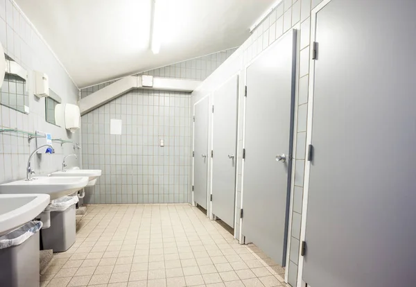 Двери из туалетов и раковин — стоковое фото