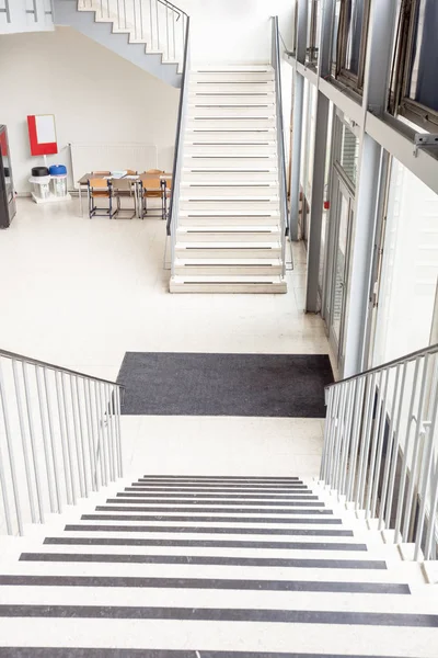 Escalier dans un bâtiment — Photo