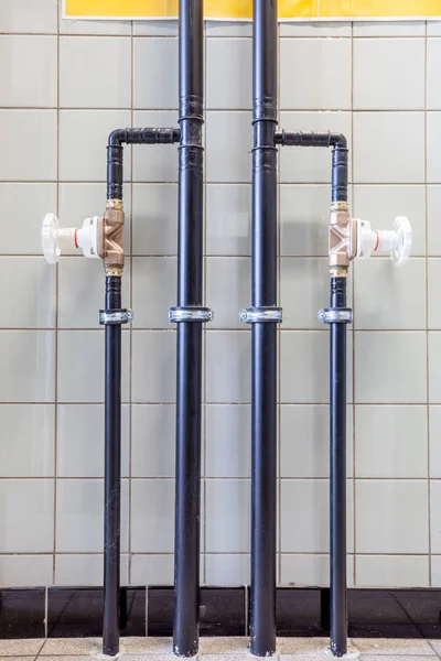 Vattenrör på väggen — Stockfoto
