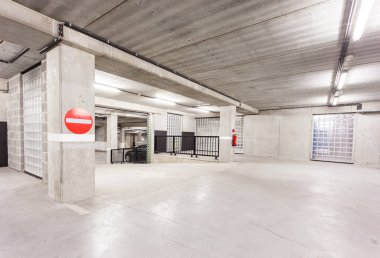 bir yeraltı otoparkı