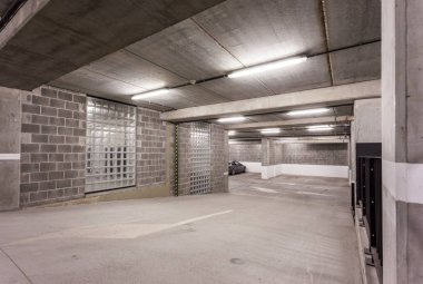 bir yeraltı otoparkı