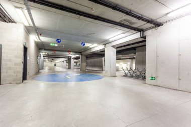 bir yeraltı otoparkı