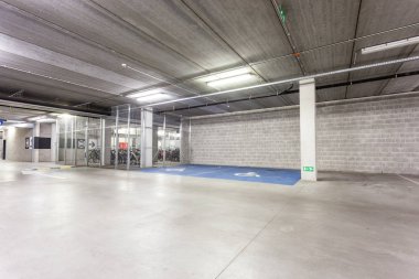 bir yeraltı otoparkı