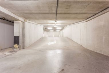 bir yeraltı otoparkı