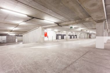 bir yeraltı otoparkı