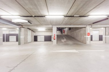bir yeraltı otoparkı