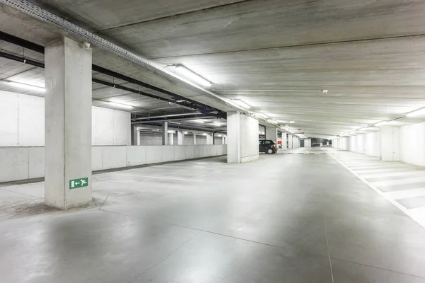 Ett underjordiskt garage — Stockfoto