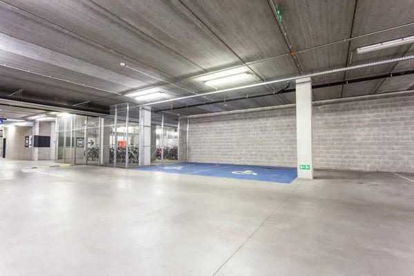 Ett underjordiskt garage — Stockfoto