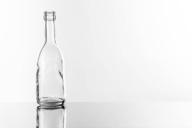 boş şeffaf şişe
