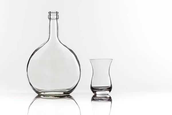 Leere transparente Flasche und Glas — Stockfoto