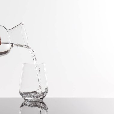 Boş şeffaf şişe ve cam