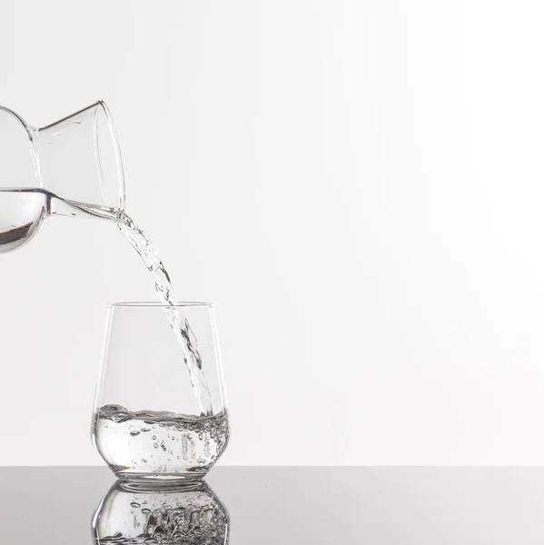 Bouteille transparente vide et verre — Photo