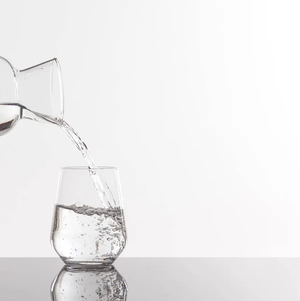 Garrafa transparente vazia e vidro — Fotografia de Stock