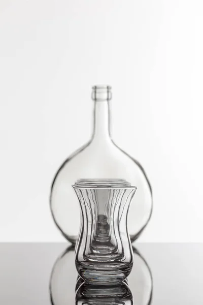 Garrafa transparente vazia e vidro — Fotografia de Stock
