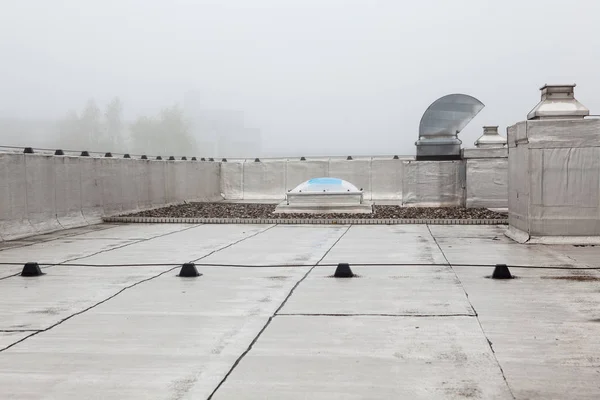 Купол на крыше в тумане — стоковое фото