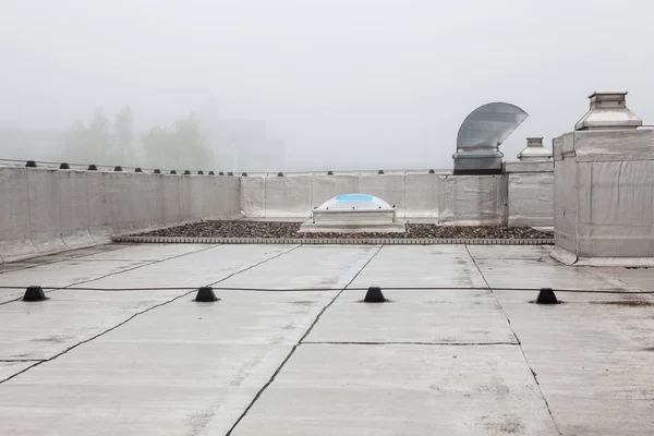 Dome na střeše v mlze — Stock fotografie