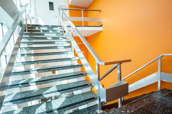 Escalera en un edificio — Foto de Stock