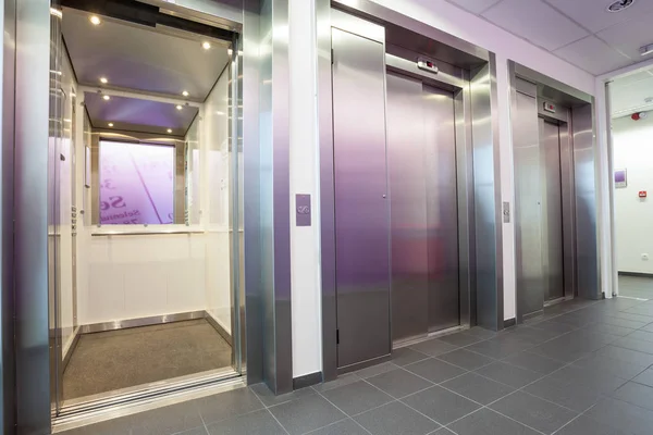 Asansör koridorda kapatın — Stok fotoğraf