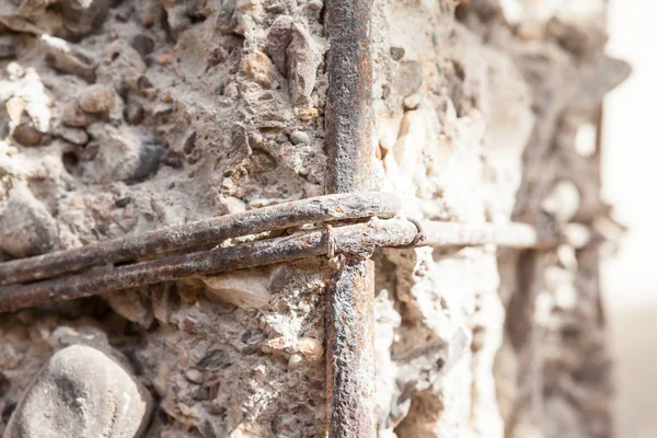 Rohbeton mit Betoneisen — Stockfoto