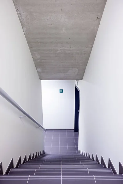 Лестница в здании — стоковое фото
