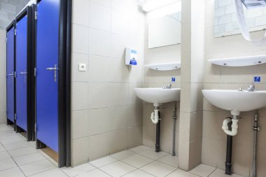 kapılar tuvalet ve lavabo