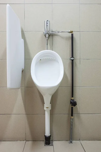 Urinal na parede — Fotografia de Stock