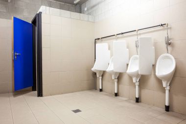 pisuar ve tuvalet kapıları