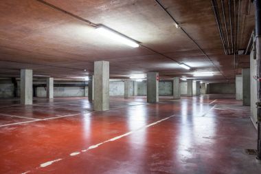bir yeraltı otoparkı