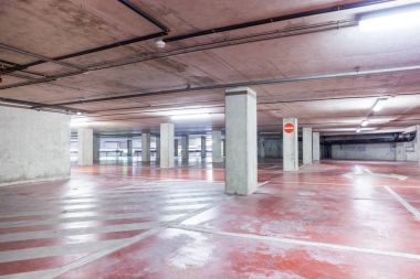 bir yeraltı otoparkı