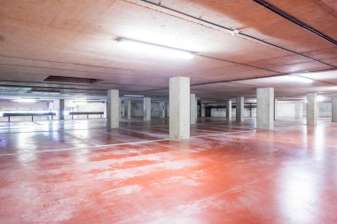 bir yeraltı otoparkı