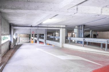 bir yeraltı otoparkı