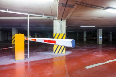 bir yeraltı otoparkı whit bariyer