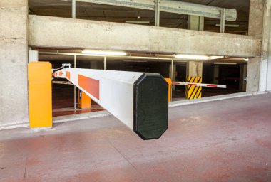 bir yeraltı otoparkı whit bariyer