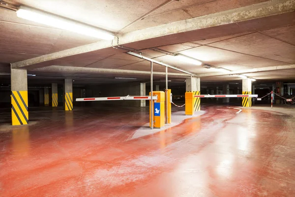 Un garaje subterráneo whit barrera —  Fotos de Stock