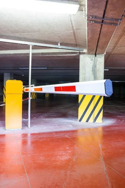 Un garage sotterraneo con barriera — Foto Stock