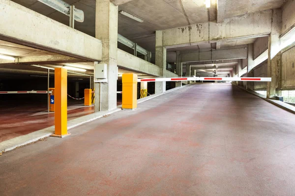 Ett underjordiskt garage whit barriär — Stockfoto