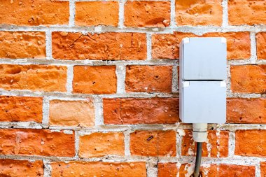 Duvarda iki yuvası vardır